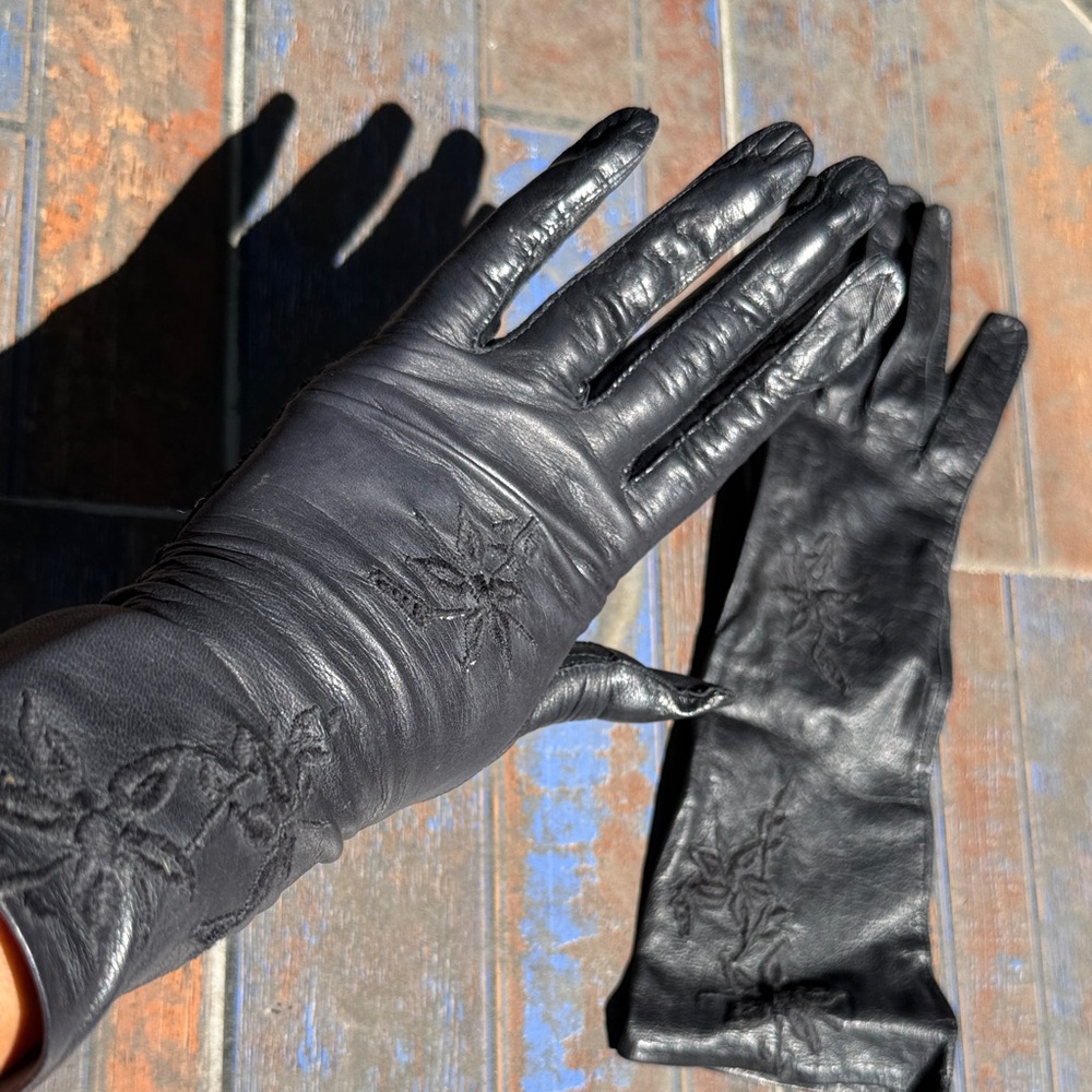 Elegant Black Leather Gloves